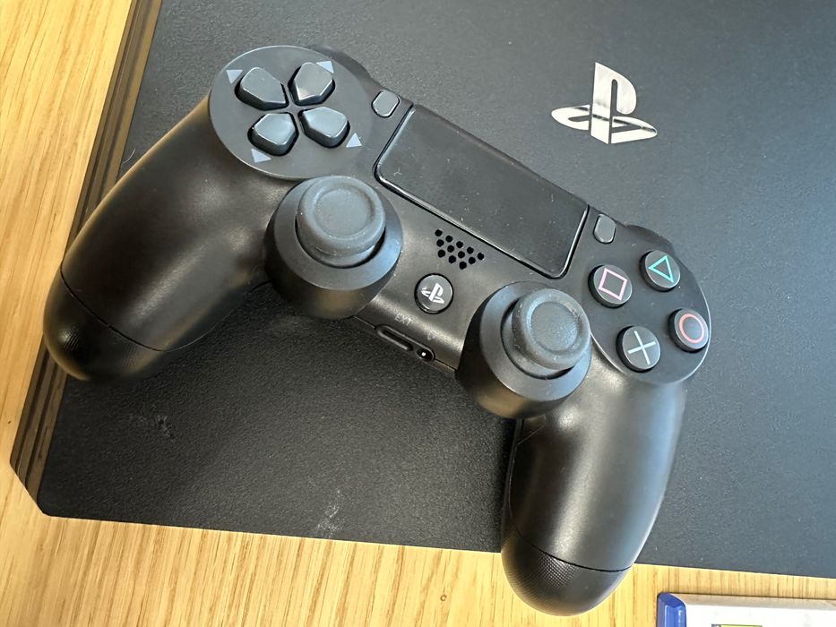 PS4 Pro (2 Pady)