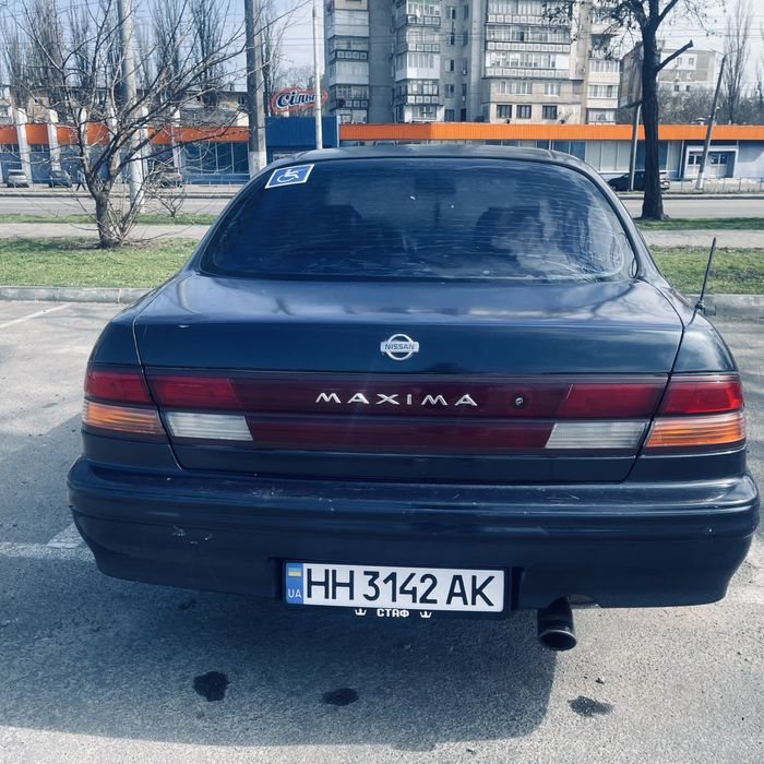 Авто нісан максіма