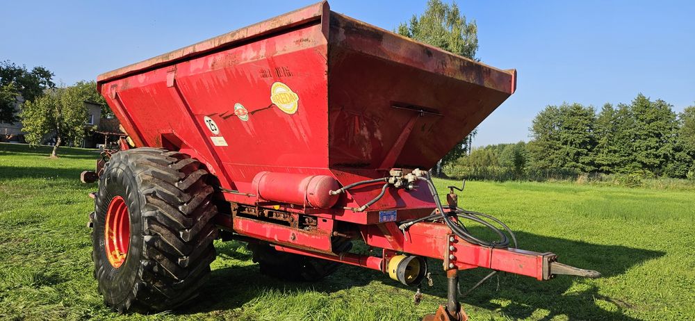 Rozsiewacz wapna bredal 10 ton.
