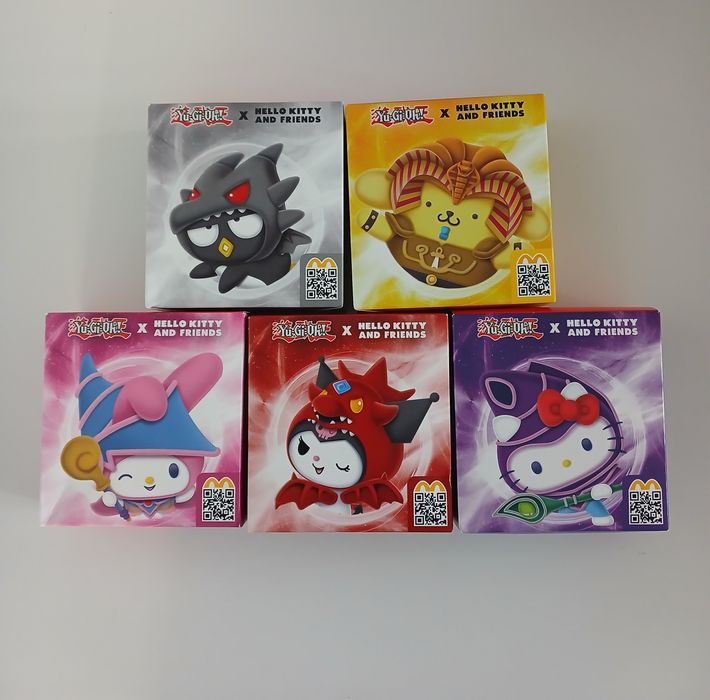 5 peluches da coleção Hello Kitty x Yu-Gi-Oh! Happy Meal