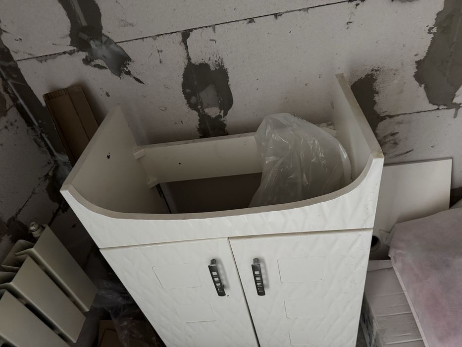 Тумба під раковину з раковиною.