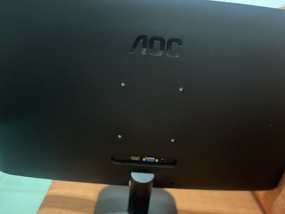 Vendo ecrã para PC da AOC, completamente novo, ideal para gaming, trabalho ou utilização diária.