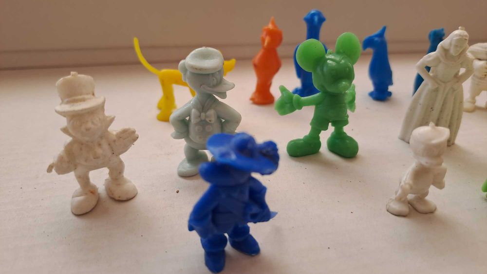 Bonecos de brindes antigos.