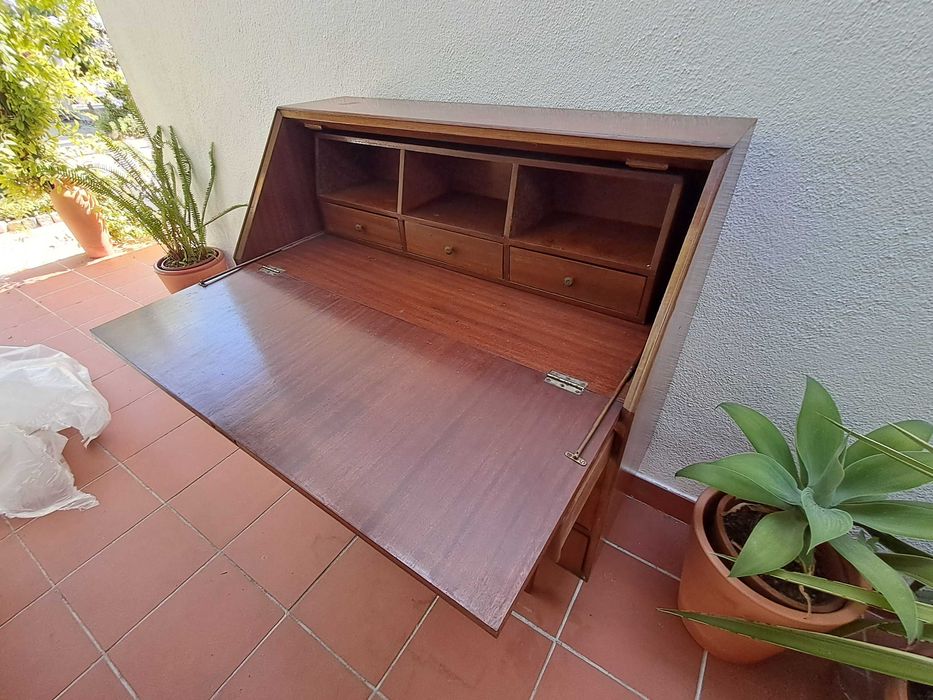 Escrivaninha e Cama