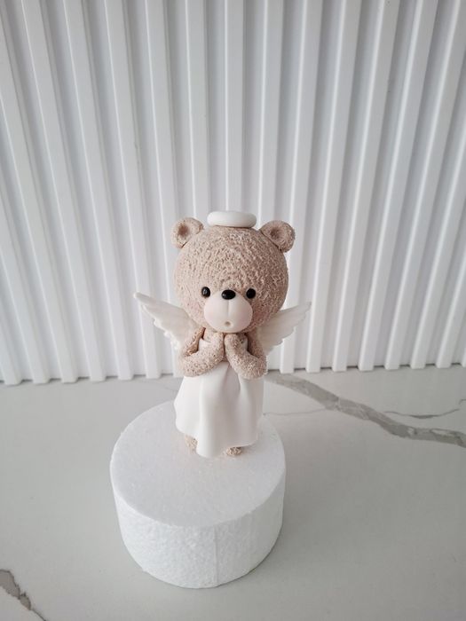 Miś aniołek figurka z masy cukrowej na tort