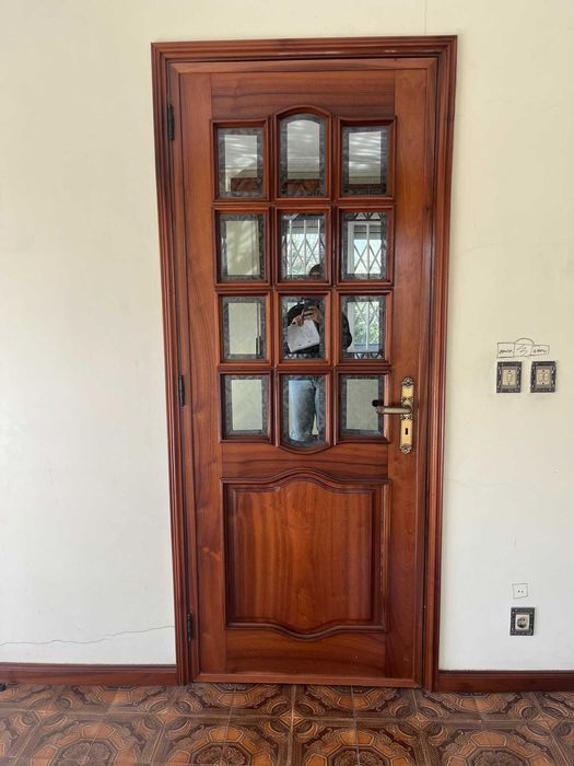 Porta de interior em madeira maciça