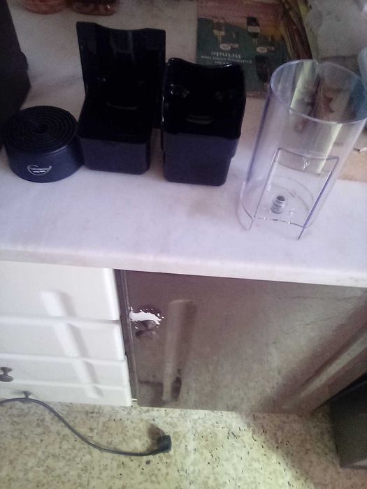 Vendo uma máquina de café com urgência. Vivo em Estarreja. Vendo por apenas 25€. Não é negociável.