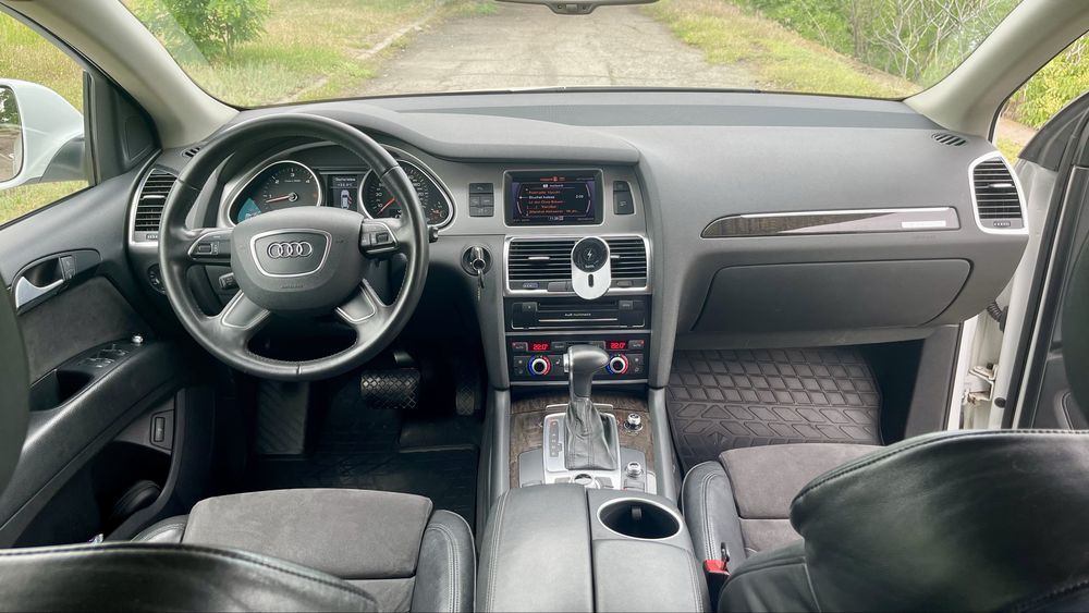 Автомобиль AUDI Q7