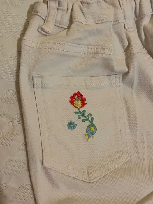 Calcas Brancas com flores