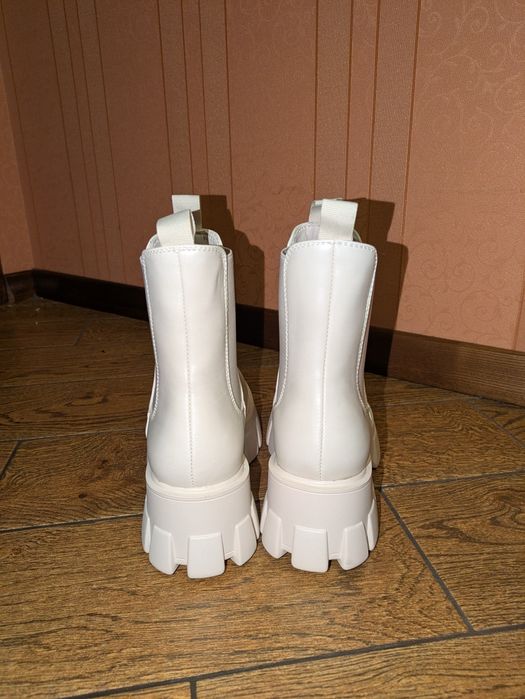 Молочні Челсі на високій підошві 38р