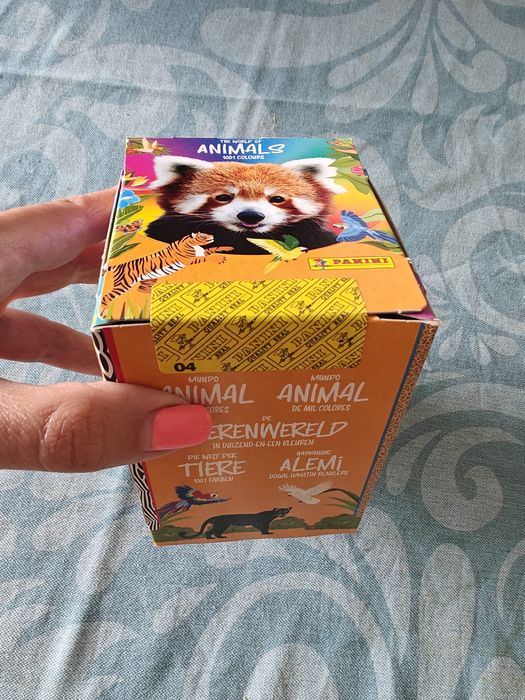 Caixa de cromos animais do mundo
