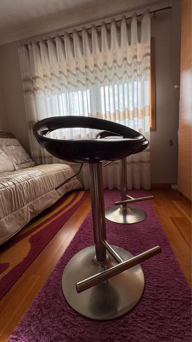 Mesa de sala e bancos