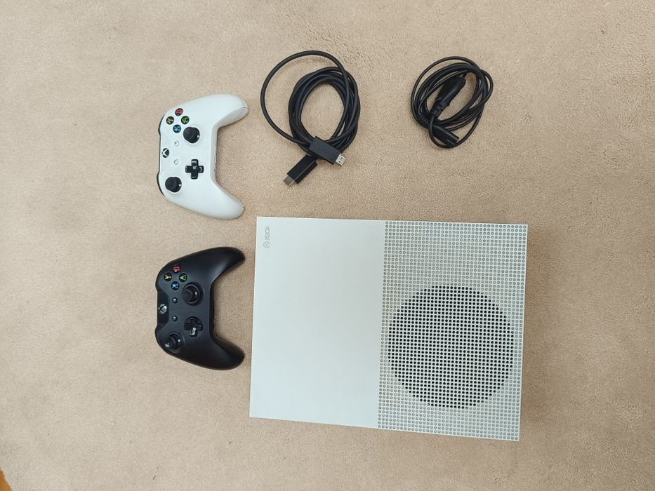 Xbox One S com 2 comandos Originais