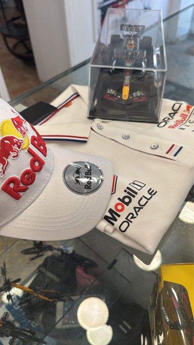 F1 Red Bull Team conjunto 3 peças Polo + Boné + carro  F1 RB20