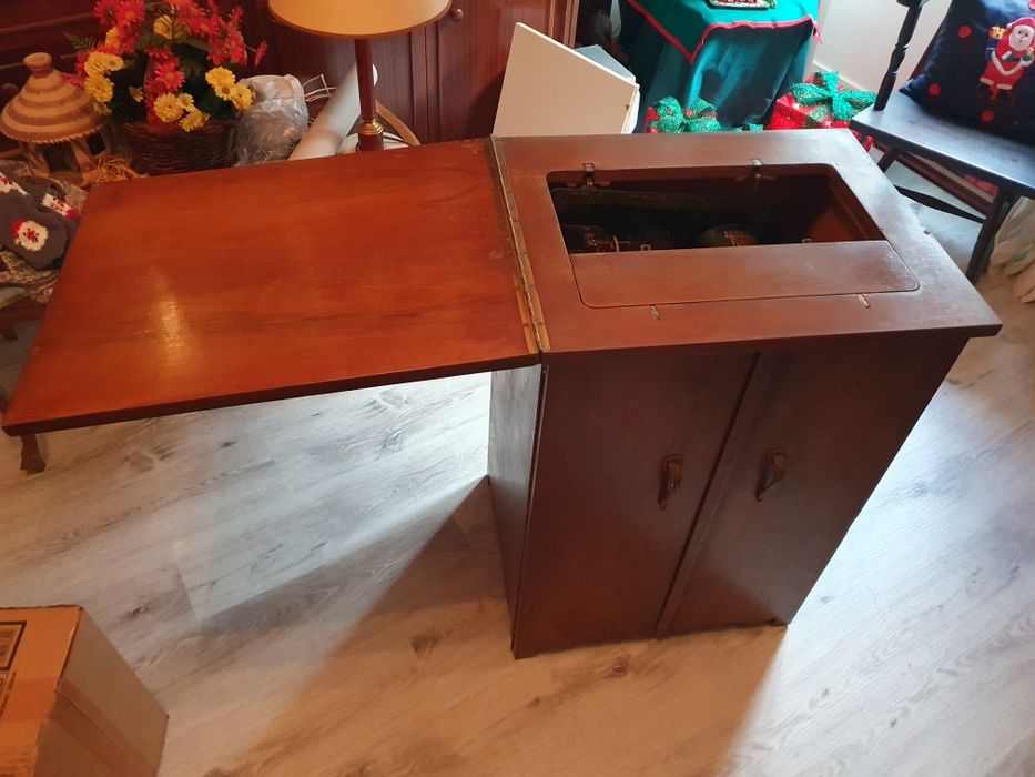Máquina Costura SINGER Vintage com móvel integrado