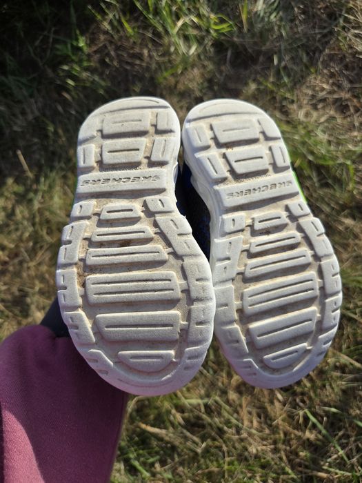 Buty sportowe Skechers, świecące, r. 25.
Elastyczne sznurówki.