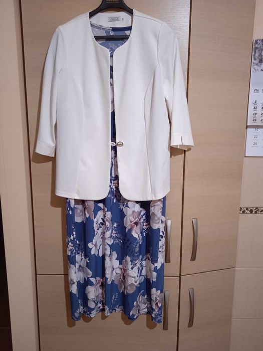 Sukienka w kwiaty z rękawem 3/4