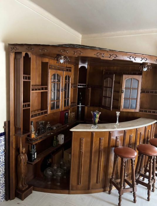 Móvel de bar em madeira