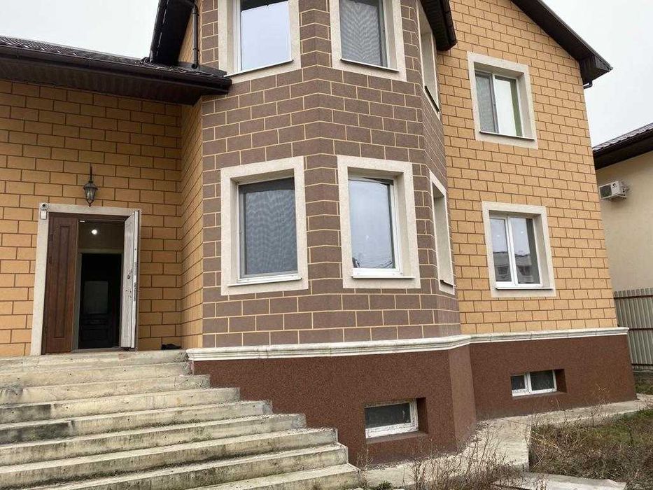 Чудовий, новий будинок в Совіньйоні.