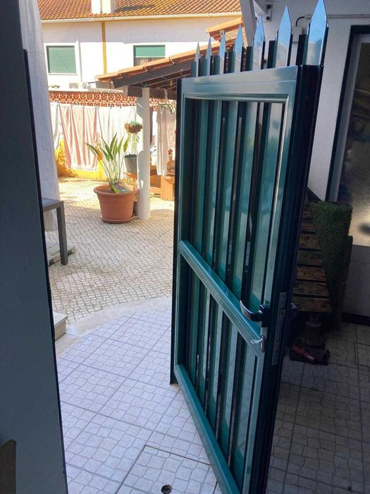 Portão em alumínio com fixo