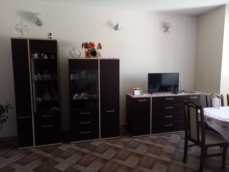 Komplet używanych mebli do salonu 2 witryny komoda szafa i stół z 6 krzesłami.