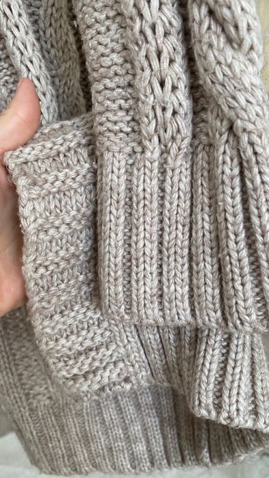 Długi sweter kardigan warkocz – r. uniwersalny 36–40, stan dobry