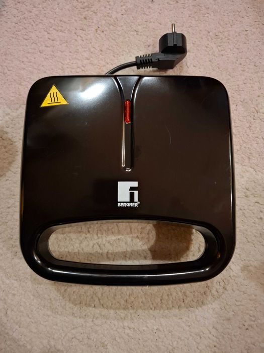 Opiekacz do kanapek Bergner, model BG-50065-BK-PL.