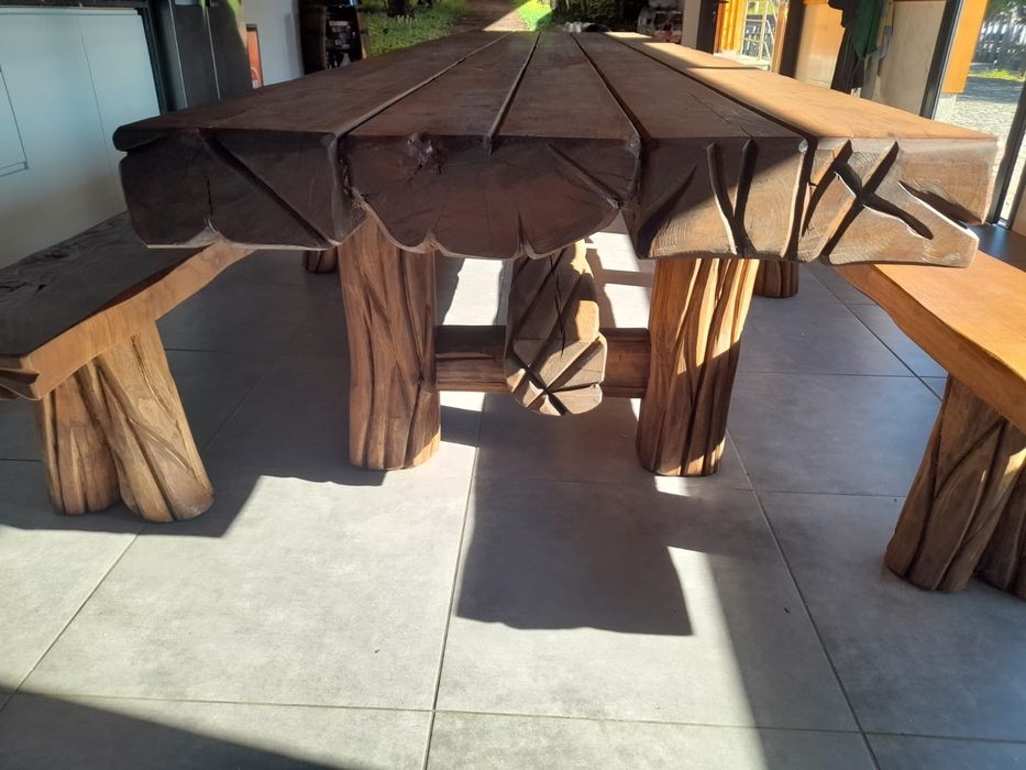 Mesa em Castanho maciço