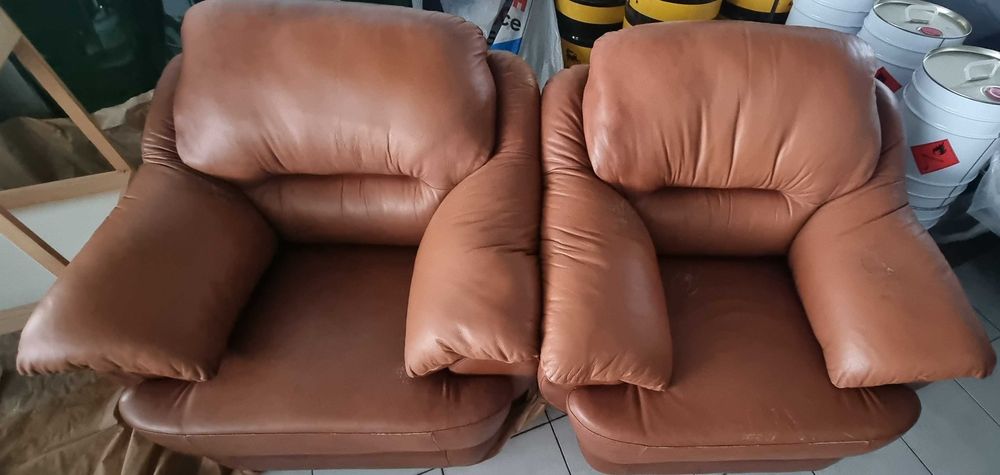 Sofá ( terno de sofás em pele )