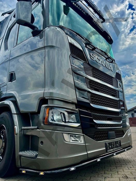 Orurowanie pod zderzak ze stali nierdzewnej malowane proszkowo Scania