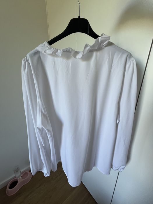 Blusa branca com folhos