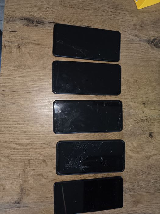 Sprzedam 5 telefonów