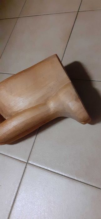 Estatueta de figura de pessoa sentada, em madeira