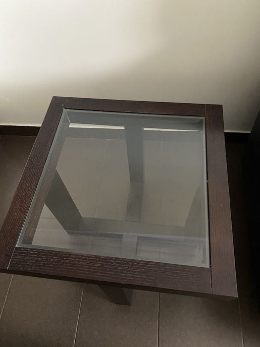 Conjunto de mesas de apoio com bancos