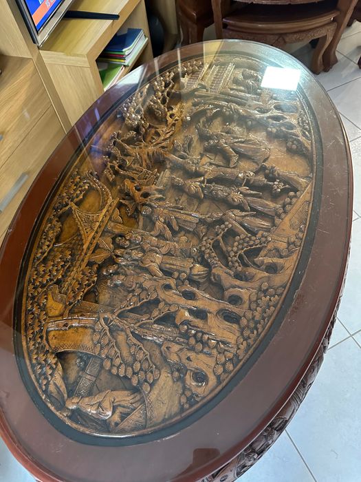 Продам різьблений столик