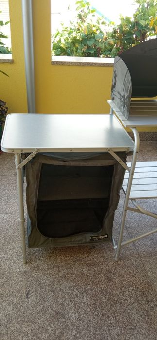 Móvel em alumínio para cozinha de campismo