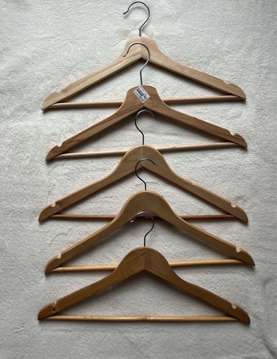 Drewniane i plastikowe wieszaki - 40 sztuk