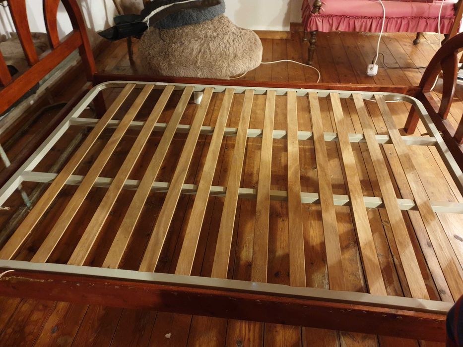 Vendo cama de casal emmadeira maciça