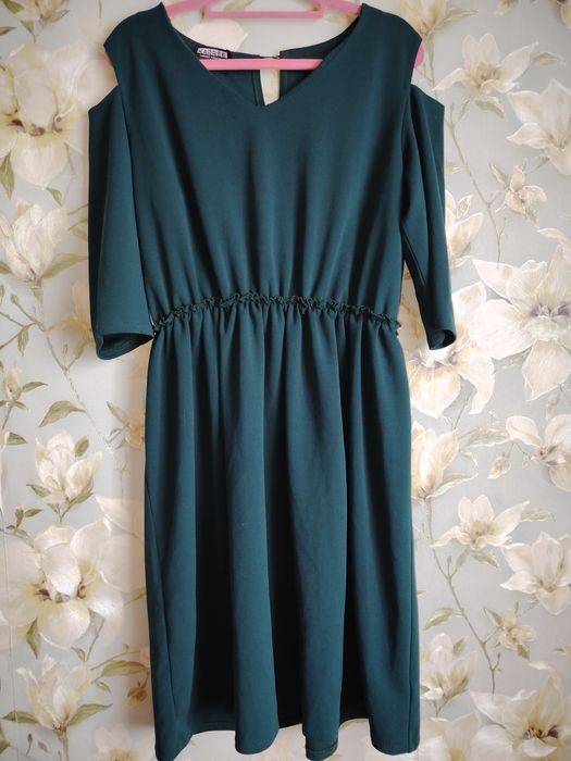 Платье зеленое с открытыми плечами осень зима Karree XL