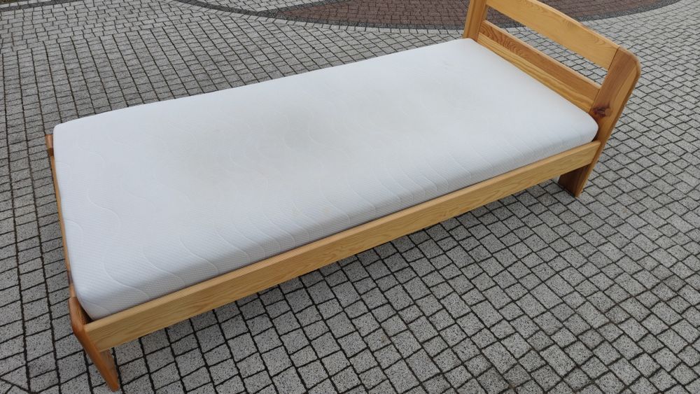 Łóżko sosnowe 90x200 z materacem kieszeniowym