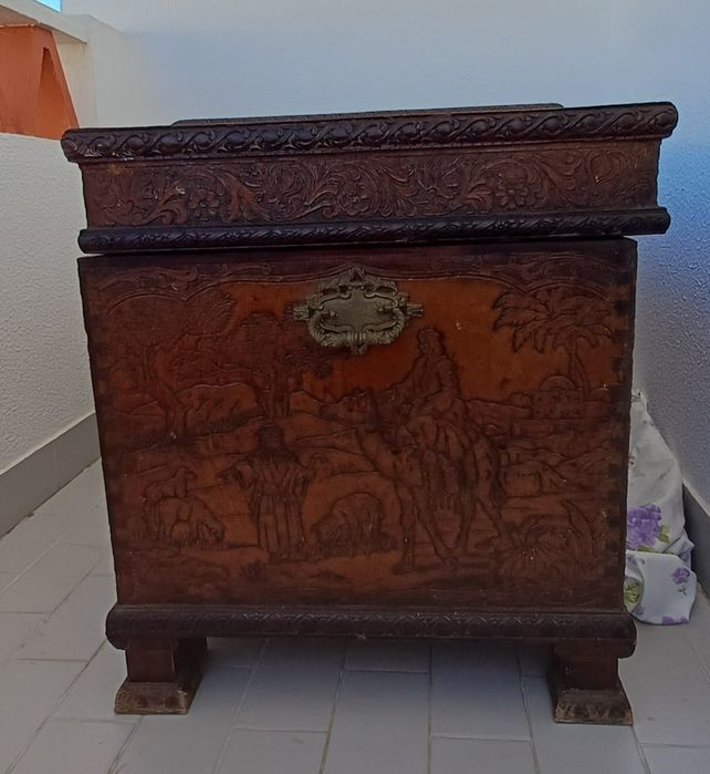 Arca antiga em madeira.