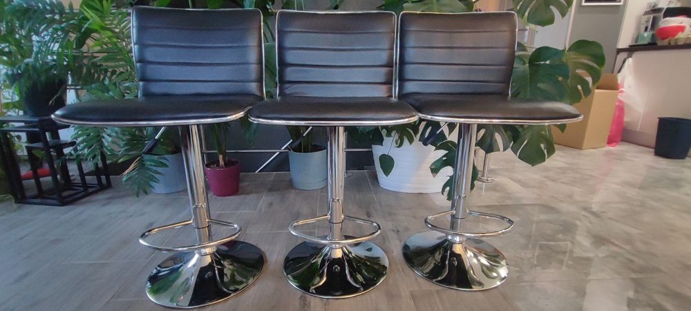 Zestaw trzech hokerów