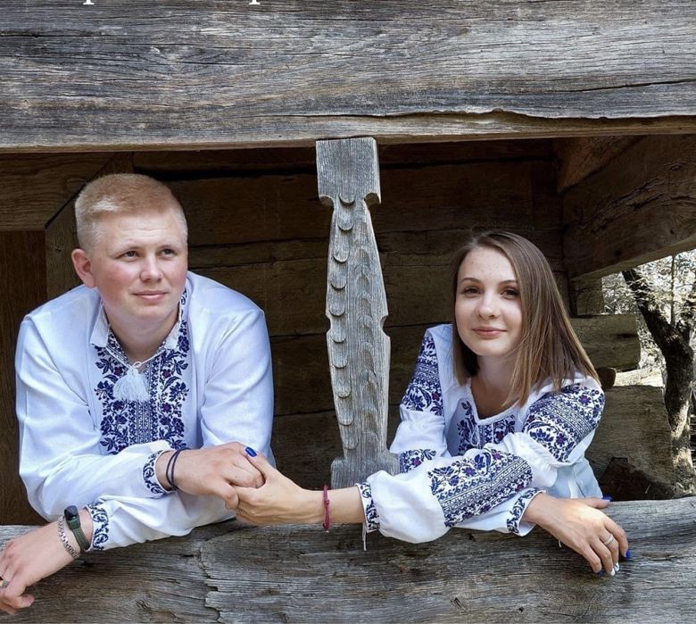 пара вишиванок, вишиванки парні , чоловіча і жіноча вишиванка