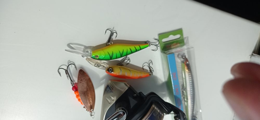 Набор Shimano AX 2500 FB, mepps aglia long 4,  воблеры