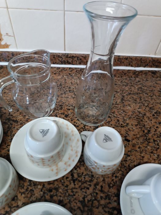 Vendo 9 chávenas de café novase 2 jarros para vinho outros líquidos
