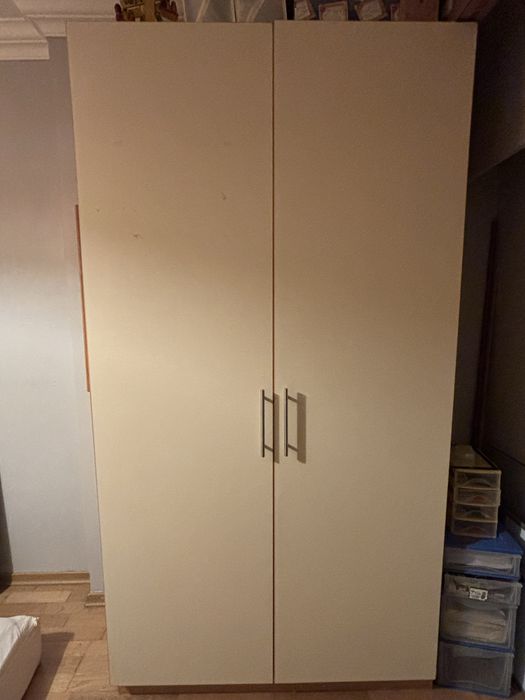 Roupeiro com prateleiras/estante.