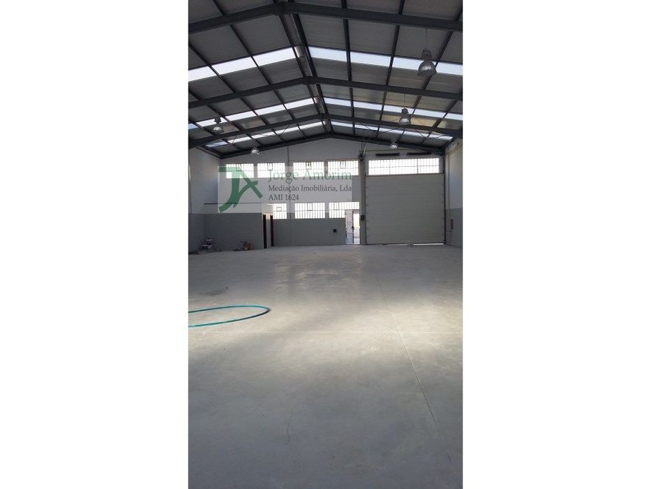 Armazém 800 m2 . Z. I. da Feiteira . Cobertura térmica.