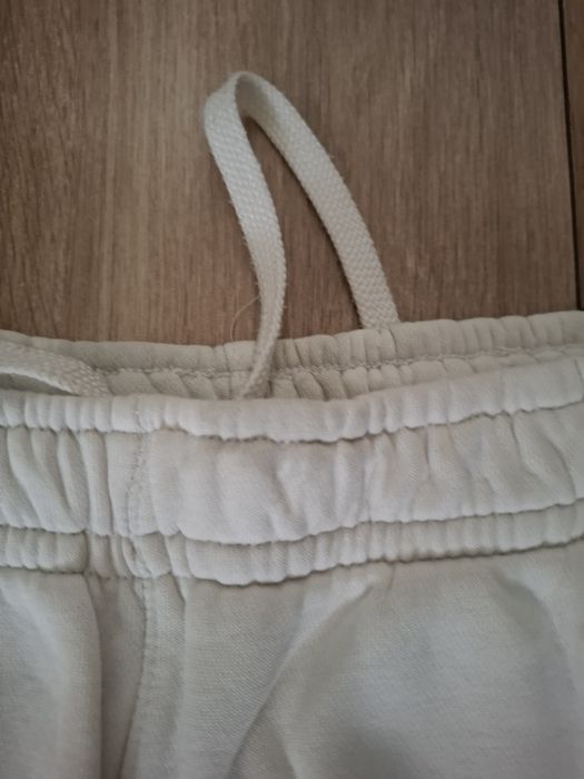 Kremowe spodnie dresowe Nike XS