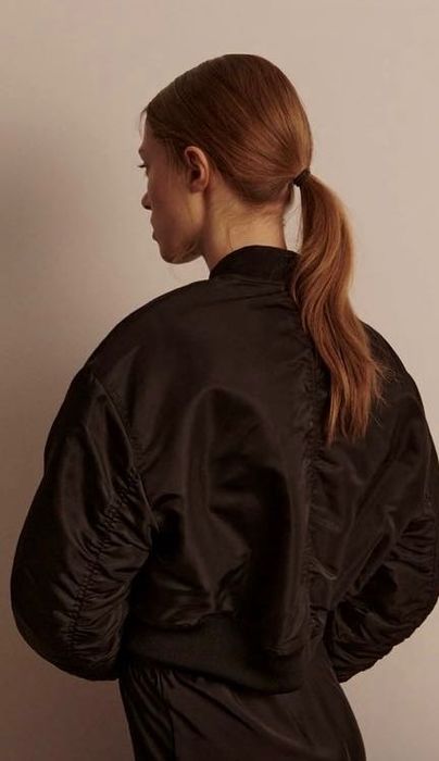 Krótka czarna bomberka