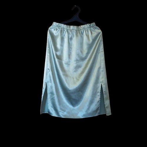 Красива атласна спідниця